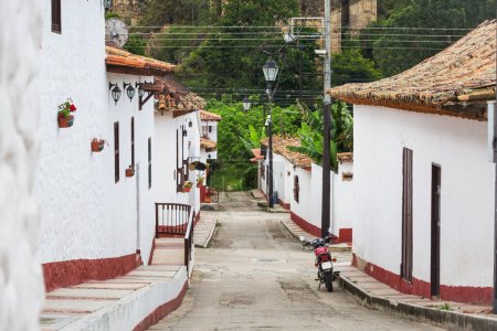 Téléchargez les photos : Vue de rue de la ville coloniale traditionnelle en Colombie, Amérique du Sud - en image libre de droit