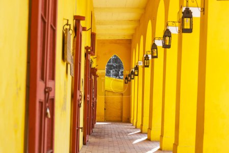 Téléchargez les photos : Galerie jaune dans la vieille ville Cartagena, Colombie, Amérique du Sud - en image libre de droit