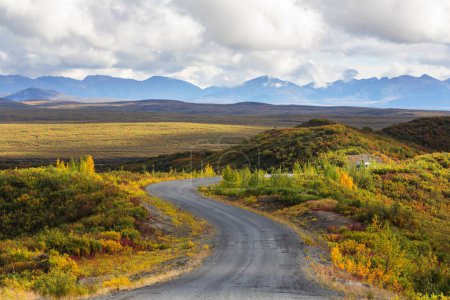 Téléchargez les photos : Interminables Dempster Highway, près du cercle Arctique, route de gravier à distance menant de Dawson City à Inuvik, Canada - en image libre de droit
