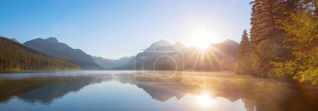 Foto de Hermoso lago Bowman con reflejo de las espectaculares montañas en el Parque Nacional Glaciar, Montana, EE.UU.
. - Imagen libre de derechos