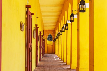 Foto de Galería amarilla en la ciudad vieja Cartagena, Colombia, América del Sur - Imagen libre de derechos