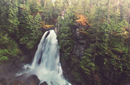 Foto de Hermosa cascada en montañas canadienses - Imagen libre de derechos