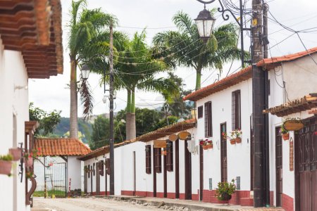 Foto de Vista de la calle de la ciudad colonial tradicional en Colombia, América del Sur - Imagen libre de derechos