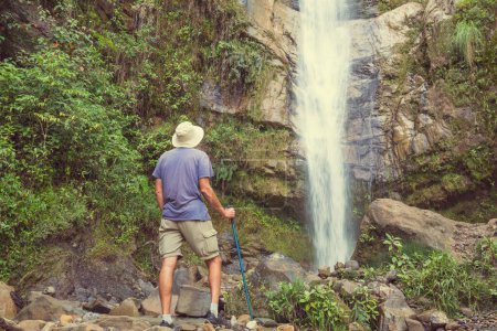 Foto de Senderista cerca de hermosa cascada en la selva colombiana, América del Sur - Imagen libre de derechos