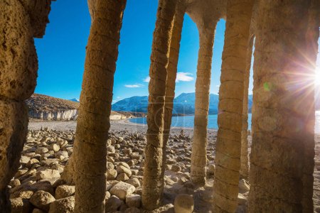 Téléchargez les photos : Paysages naturels inhabituels- Les colonnes du lac Crowley en Californie, États-Unis. - en image libre de droit