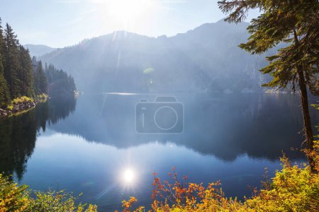 Foto de Lago de la serenidad en las montañas en temporada de verano. Hermosos paisajes naturales. - Imagen libre de derechos