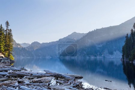 Téléchargez les photos : Lac de sérénité dans les montagnes en saison estivale. Beaux paysages naturels. - en image libre de droit
