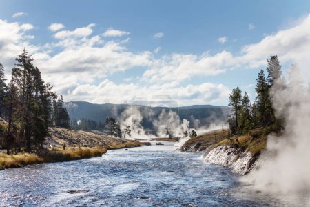 Téléchargez les photos : Un fond naturel inspirant. Piscines et champs de geysers à Yellowstone National Park, États-Unis. - en image libre de droit
