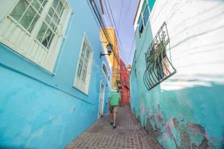 Téléchargez les photos : Touriste sur la rue colorée dans la célèbre ville de Guanajuato, Mexique - en image libre de droit