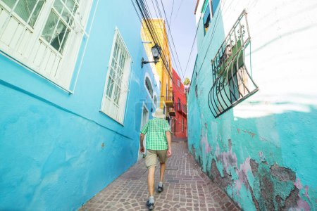Foto de Turista en calle colorida en la famosa ciudad de Guanajuato, México - Imagen libre de derechos