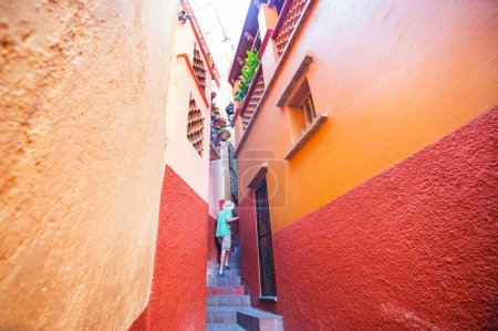 Foto de Ciudad histórica colonial Guanajuato, famosa Callejón del Beso, México - Imagen libre de derechos