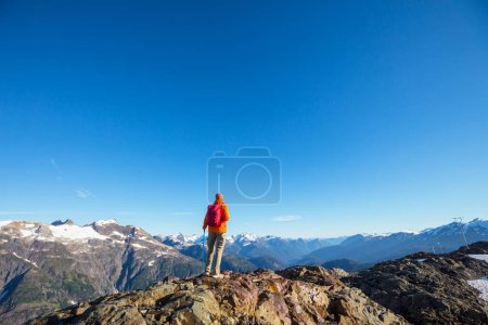 Téléchargez les photos : Un randonneur dans les montagnes canadiennes. La randonnée est l'activité récréative populaire en Amérique du Nord. Il y a beaucoup de sentiers pittoresques. - en image libre de droit