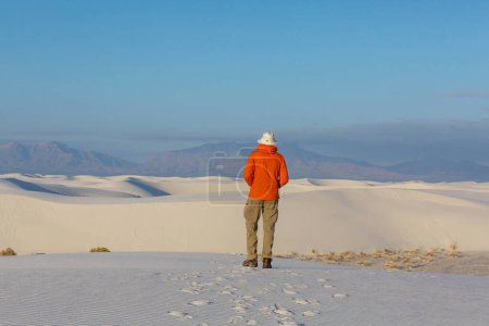 Foto de Hombres en excursión en el desierto de montaña, Monumento Nacional de las Arenas Blancas, Nuevo México, EE.UU. - Imagen libre de derechos