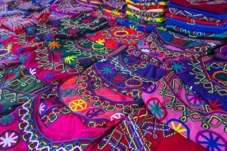 Téléchargez les photos : Vêtements artisanaux traditionnels guatémaltèques - en image libre de droit