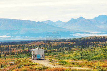 Téléchargez les photos : Cabane isolée dans les montagnes en Alaska - en image libre de droit