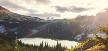 Téléchargez les photos : Panorama du magnifique sommet montagneux de la chaîne des Cascades du Nord, Washington, États-Unis - en image libre de droit