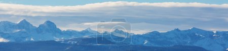 Téléchargez les photos : Sierra Nevada montagnes en Californie, États-Unis. Début de saison hivernale. - en image libre de droit