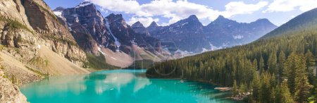 Téléchargez les photos : Belles eaux turquoise du lac Moraine avec des sommets enneigés au-dessus dans le parc national Banff du Canada - en image libre de droit