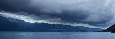 Téléchargez les photos : Nature fond de force - ciel sombre et orageux dans les montagnes enneigées - en image libre de droit