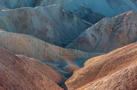 Foto de Turismo en Zabriski punto en EE.UU., Parque Nacional del Valle de la Muerte, California - Imagen libre de derechos