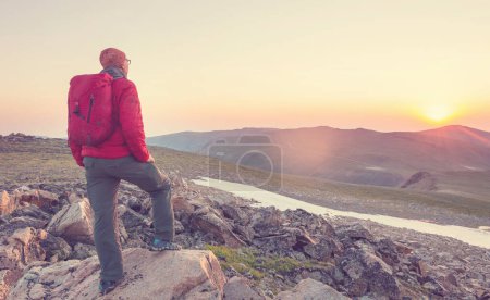 Téléchargez les photos : Randonneur dans une montagne au coucher du soleil - en image libre de droit