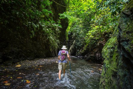 Foto de Hombre en caminata en el cañón de ranura en Colombia, América del Sur - Imagen libre de derechos