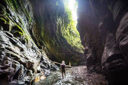 Téléchargez les photos : Homme en randonnée dans le canyon de la fente en Colombie, Amérique du Sud - en image libre de droit
