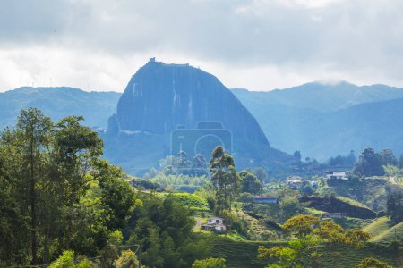 Foto de Vista de La Roca cerca del pueblo de Guatape, Antioquia en Colombia, América del Sur - Imagen libre de derechos
