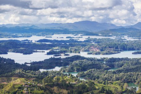 Téléchargez les photos : Vue panoramique de la région du lac Guatape, Colombie, Amérique du Sud - en image libre de droit