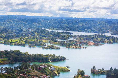 Foto de Vista panorámica del área del lago Guatape, Colombia, América del Sur - Imagen libre de derechos