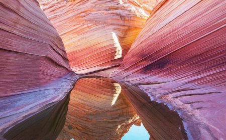 Foto de The Wave, Arizona, Vermillion Cliffs, Paria Canyon State Park en los Estados Unidos. Increíble fondo natural - Imagen libre de derechos