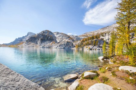 Téléchargez les photos : Beaux lacs alpins zone sauvage à Washington, États-Unis - en image libre de droit