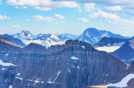 Foto de Pintorescos picos rocosos del Parque Nacional Glaciar, Montana, EE.UU. Hermosos paisajes naturales. - Imagen libre de derechos