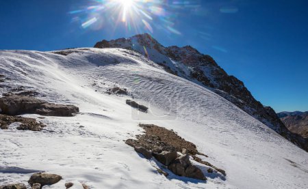 Téléchargez les photos : Beau sommet de haute montagne enneigé - en image libre de droit