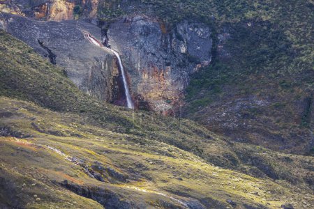 Téléchargez les photos : Belle cascade dans la jungle verte, Colombie, Amérique du Sud - en image libre de droit