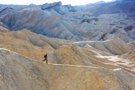 Téléchargez les photos : Touriste à Zabriski point aux Etats-Unis, Death Valley National Park, Californie - en image libre de droit