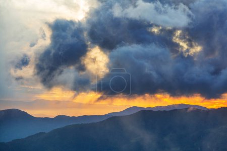 Foto de Montañas de cordillera verde brumosa en Colombia, América del Sur - Imagen libre de derechos