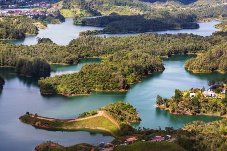 Foto de Vista panorámica del área del lago Guatape, Colombia, América del Sur - Imagen libre de derechos