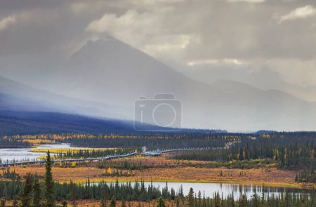 Foto de Estados Unidos, Alaska, gasoducto Dalton Highway en el valle - Imagen libre de derechos