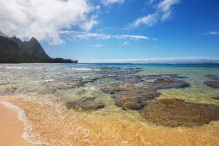 Téléchargez les photos : Belle scène à Tunnels Beach sur l'île de Kauai, Hawaï, États-Unis - en image libre de droit