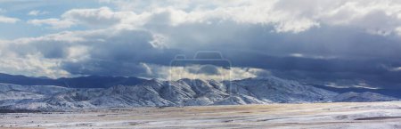 Foto de Montañas cubiertas de nieve en invierno - Imagen libre de derechos