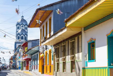 Téléchargez les photos : Architecture coloniale traditionnelle en Colombie, Amérique du Sud. Scène de rue colorée dans un village touristique. - en image libre de droit