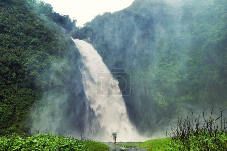 Téléchargez les photos : Touriste près de cascade en Equateur, Amérique du Sud - en image libre de droit