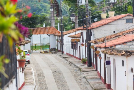 Foto de Arquitectura colonial tradicional en Colombia, América del Sur. Colorida escena callejera en el pueblo turístico. - Imagen libre de derechos