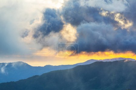 Foto de Montañas de cordillera verde brumosa en Colombia, América del Sur - Imagen libre de derechos
