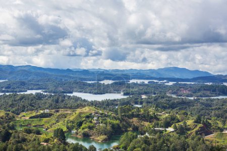 Téléchargez les photos : Vue sur le Rocher près de la ville de Guatape, Antioquia en Colombie, Amérique du Sud - en image libre de droit