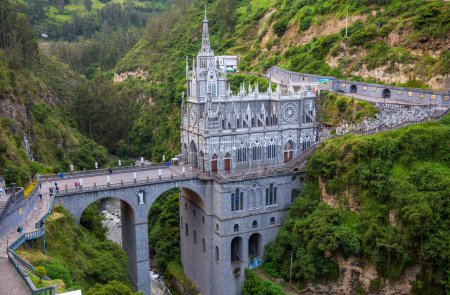 Téléchargez les photos : Sanctuaire national Basilique Notre-Dame de Las Lajas sur la rivière Guaitara en Colombie, Amérique du Sud. Une des plus belles églises du monde. - en image libre de droit