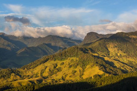 Téléchargez les photos : Belles hautes montagnes en Colombie _ * - en image libre de droit