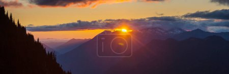 Foto de Puesta de sol escénica en las montañas. Hermoso fondo natural. - Imagen libre de derechos