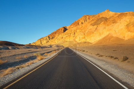 Téléchargez les photos : Route dans le désert salé de Bonneville. Vue spectaculaire. Dans l'Utah. - en image libre de droit